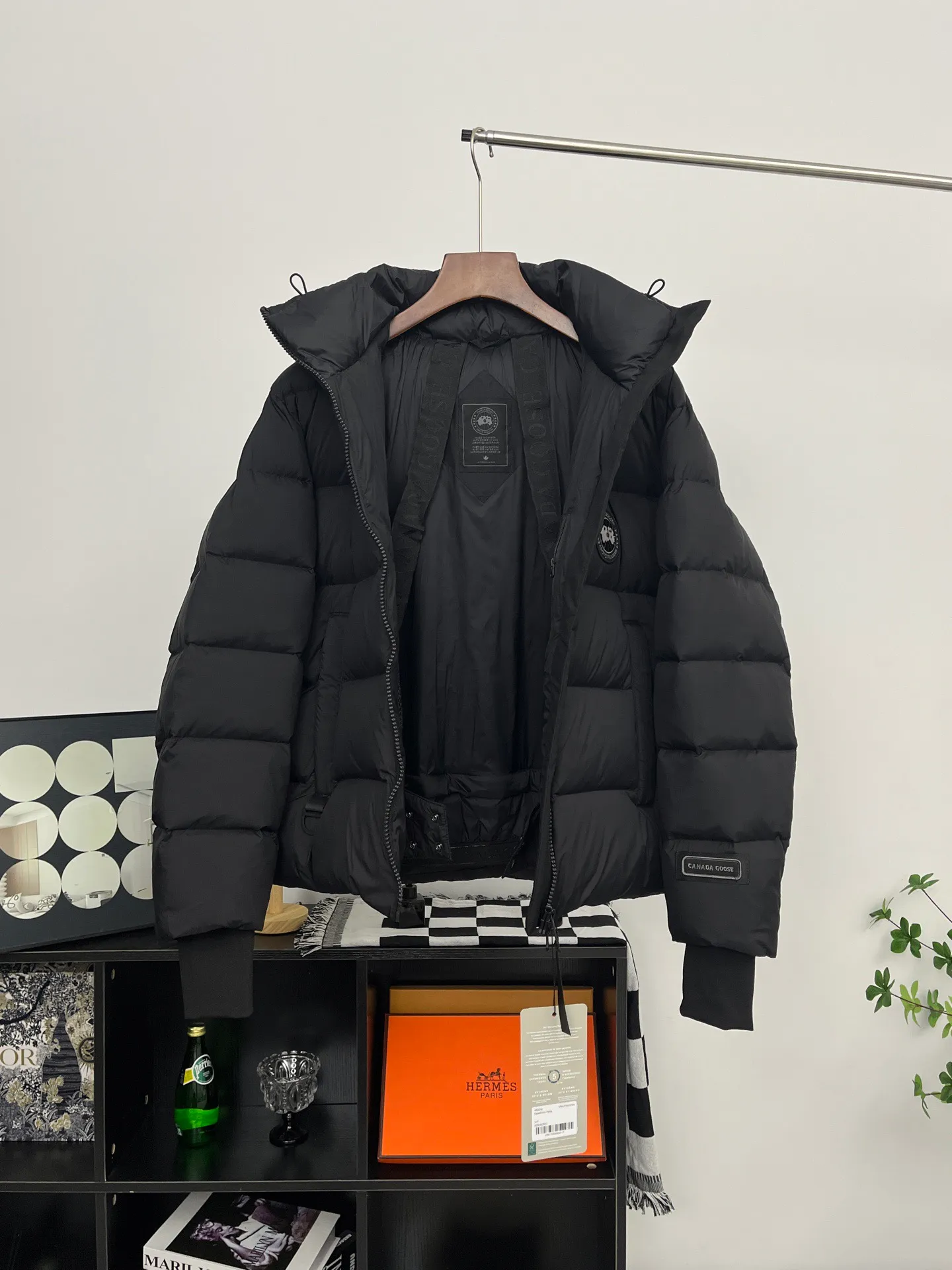 P880 CANADA GOOSE丨Ouyang Nana second generation hooded down jacket black label bread jacket for men and women, black Canada Ouyang Nana second generation latest canada goose black label is a must-have black label in the world! The latest designer styles! It has always been a favorite of fashion and is loved by fashionistas from all walks of life! Fashionable hooded cut, high-end customer-supplied fine goose down, high resilience, smooth zipper, strong and firm. Pockets on both sides can store small items, free your hands, and you can go out without worries. It can also meet the need of putting your hands in your pockets👏👏Produced by many celebrities, it can be used as a group uniform. This model uses a double-layer anti-velvet inner liner design, which has strong windproof performance and will be very warm in winter! New standard 90% goose down filling, high fluffiness, windproof hooded design. When walking outdoors, pull the collar to the highest position, put your hands in the pockets and it will be very warm. It can be easily controlled by all body types! The interior is equipped with an elastic snow skirt design for better wrapping. The simple and neat style design highlights the masculine temperament. The impeccable style is classic and never goes out of style. It is warm and practical, and it is versatile! You can enter with your eyes closed!   Filler: 90% goose down Sizes: XS S M L XL XXL